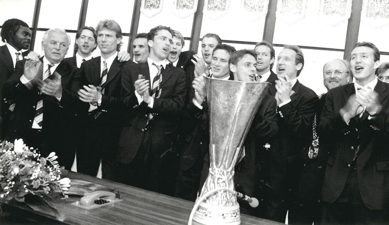 Im Schloss Horst begann der offizielle Teil der Uefa-Pokal-Party 1997. Marc Wilmots steht ganz rechts.