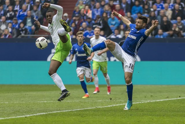 Daniel Caligiuri (r.) traf gegen sein Ex-Team, für das er in der Hinrunde noch spielte, zum zwischenzeitlichen 3:0.