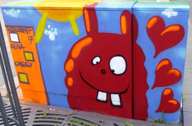 In Regie des Körner Kultur- und Kunstvereins hat der Dortmunder (Graffiti-) Künstler "kolorist" alias Friedrich Lohmeier nach Vorlagen der Kinder der Körner Kindergärten von Fabido und Lebenshilfe bereits zwei graue, unansehnliche Stromkästen am Körner Platz farblich gestaltet.