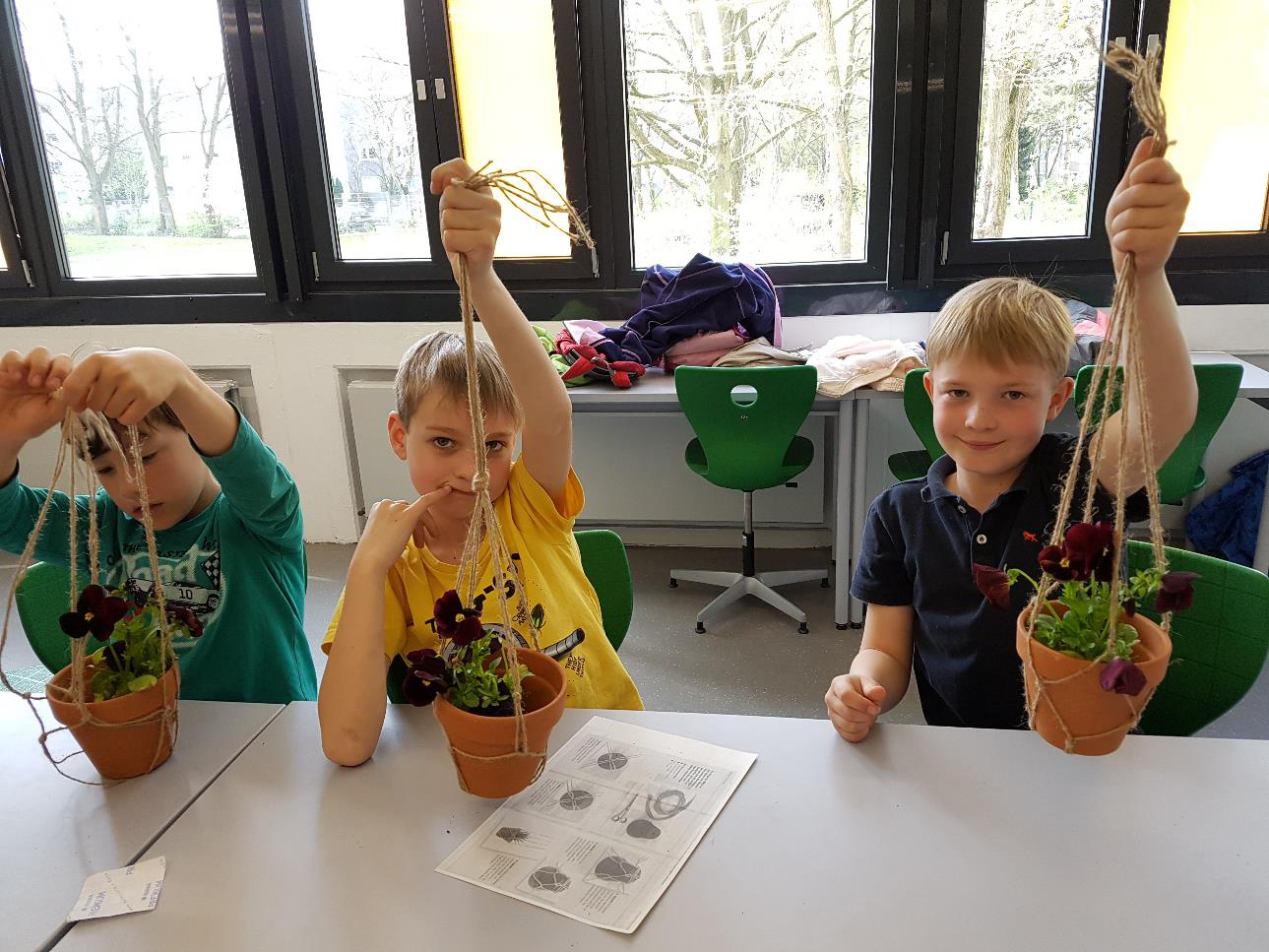 Stolz nahmen die Kleinen ihre Blumenampeln mit nach Hause.