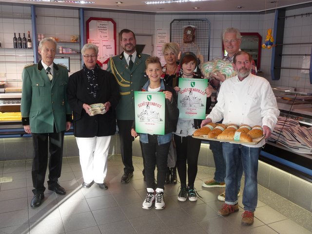 Ab sofort sind das Schützenbrot bei der Bäckerei Schreiber und die Schützengriller in der Metzgerei Bührmann in Iserlohn erhältlich. Foto: Günther