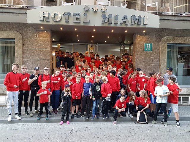 Die gesamte SC-Truppe vor ihrem Hotel Miami in Calella. 
Foto: Henschke