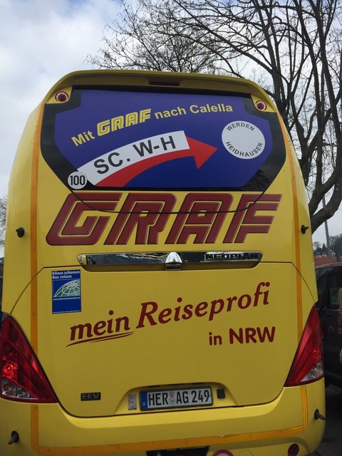 Die Busse waren großflächig mit dem Vereinswappen beklebt.
Foto: Henschke
