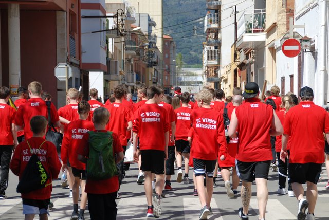 Beim Anmarsch zur Eröffnungsfeier im Stadion von Pineda dominierte Löwentaler Rot.
Foto: Henschke