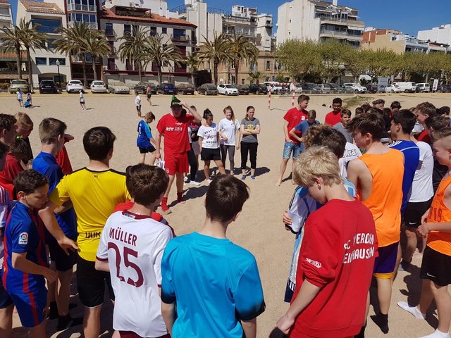 Organisator Marcel Schäfer teilt die Teams fürs Strandturnier ein.
Foto: Henschke