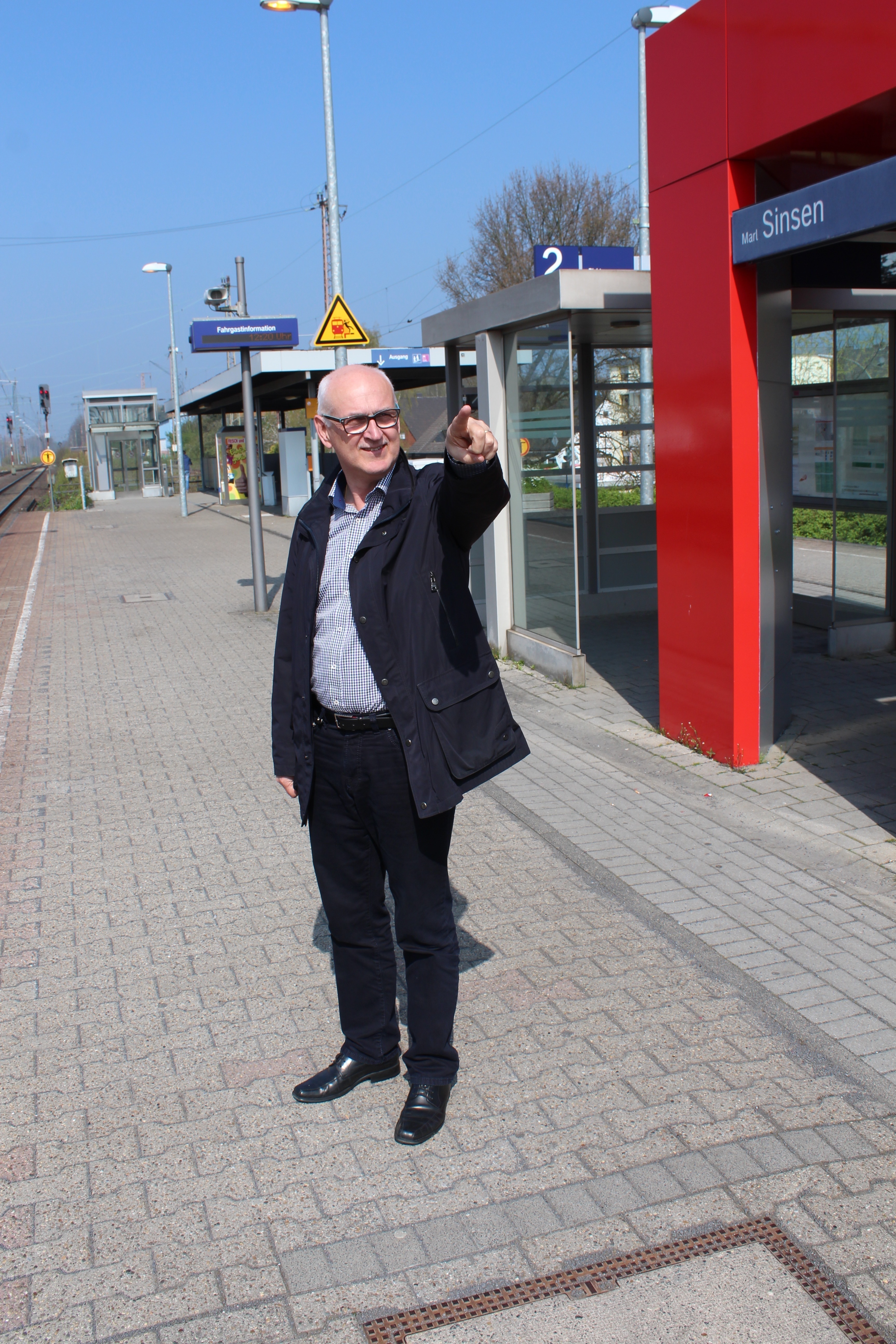 Da rast er dahin: Für die Pendler in Marl bleibt nur das Hinterherschauen, denn die Deutsche Bahn lässt den RRX nicht am Bahnhof Sinsen halten.
