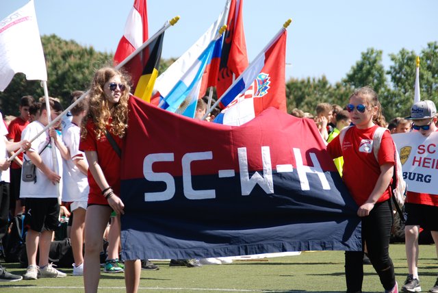 Die Fahne vorweg: "Ole oha, der SC WH ist da!"  Foto: Henschke