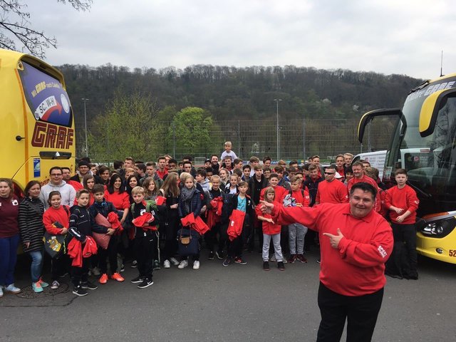 Chefbusfahrer Markus Herkelmann und seine Schützlinge.
Foto: Henschke