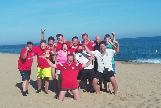 Das siegreiche Betreuerteam am kilometerlangen Sandstrand von Calella. 
Foto: Henschke