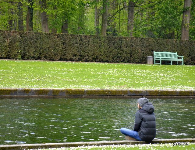 Ein junger Mann genoss die Ruhe