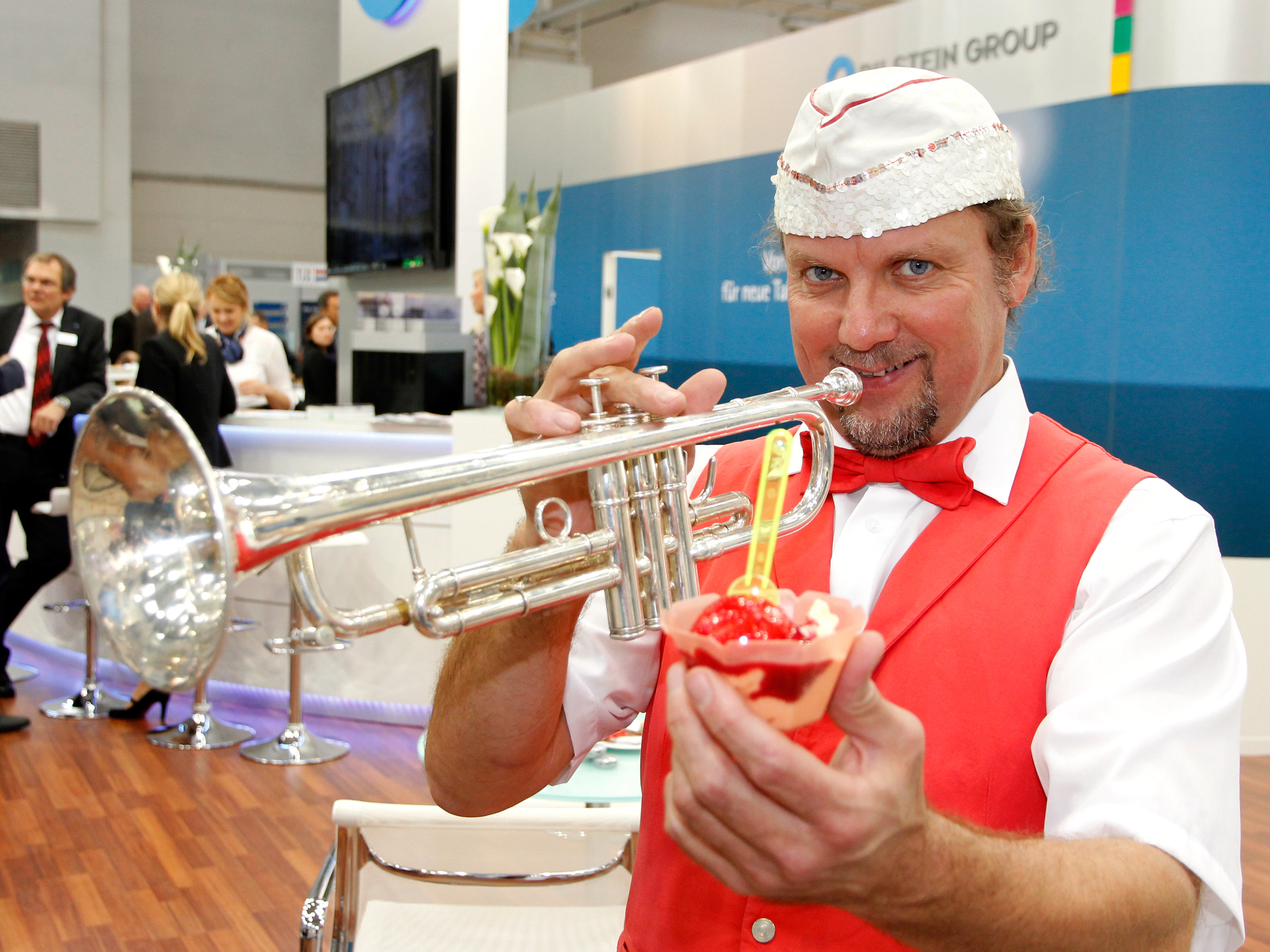 Eismann Skotty erwartet die Besucher mit seiner eisheißen Musikshow, seinem Nostalgie-Eisfahrrad und seiner Trompete im Foyer.