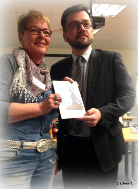 Samine Hegemann schenkte Frau Kraft und Herrn Kutschaty ihr soeben erschienenes Buch!