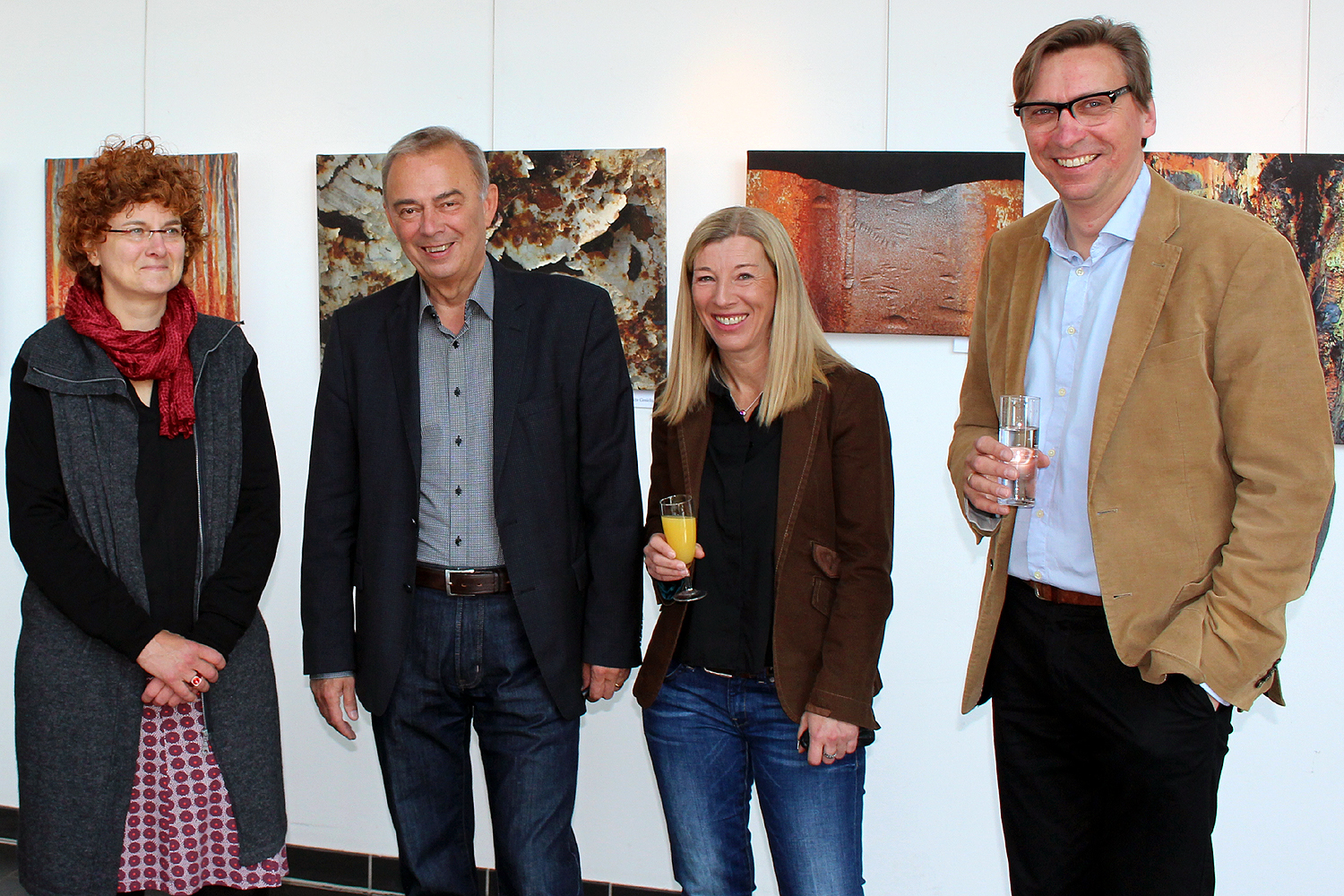 Die Unnaer Künstlerin und Fotografin Anne Katrin Budde, Bürgermeister Werner Kolter, die für Kunst im öffentlichen Raum zuständige Petra Hanstein und der stellv. Vorsitzende des Kulturausschusses Michael Sacher
