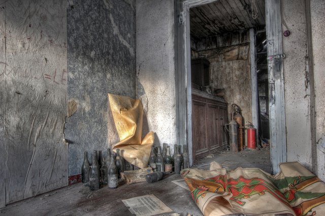 Tapetenreste und Weinflaschen. | Foto: Silke Kemnitz-Brenjo