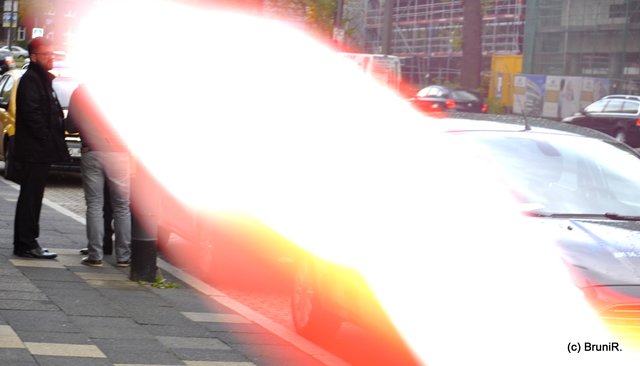 An den Autos... links Herr Kutschaty... und dieser LICHTSTREIF ist nur das Fähnchen, das ich geschenkt bekam und das mir ins Bild flatterte...