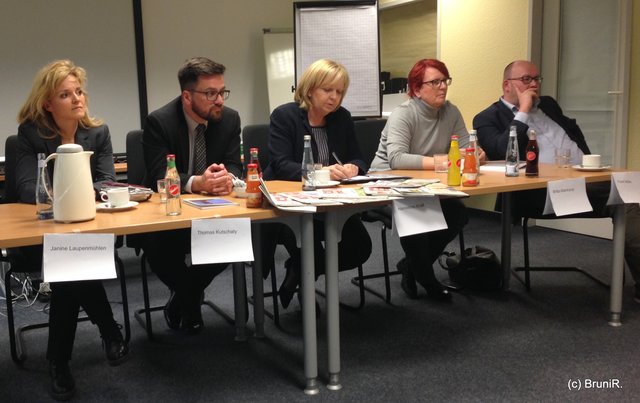 So sitzen wir uns gegenüber!