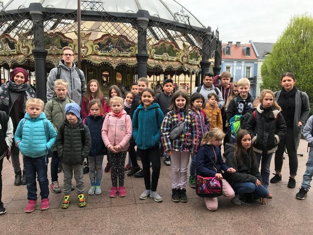 Die Kinder im Phantasialand. Im Hintergrund links der Betreuer der Gruppe: Florian Schwab
