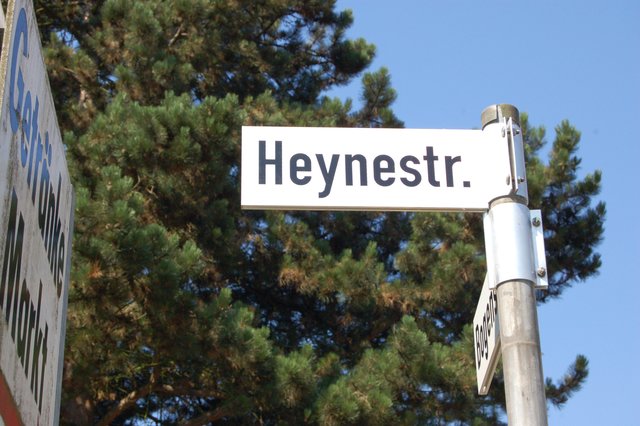 Die falsch geschriebene Heynenstraße hat die Behörde bereits korrigiert, die „falsche“ Friedhofallee bis heute nicht. Dabei ziehen in einigen Wochen nicht wenige Menschen in das benachbarte Mehrgenerationen-Haus ein.