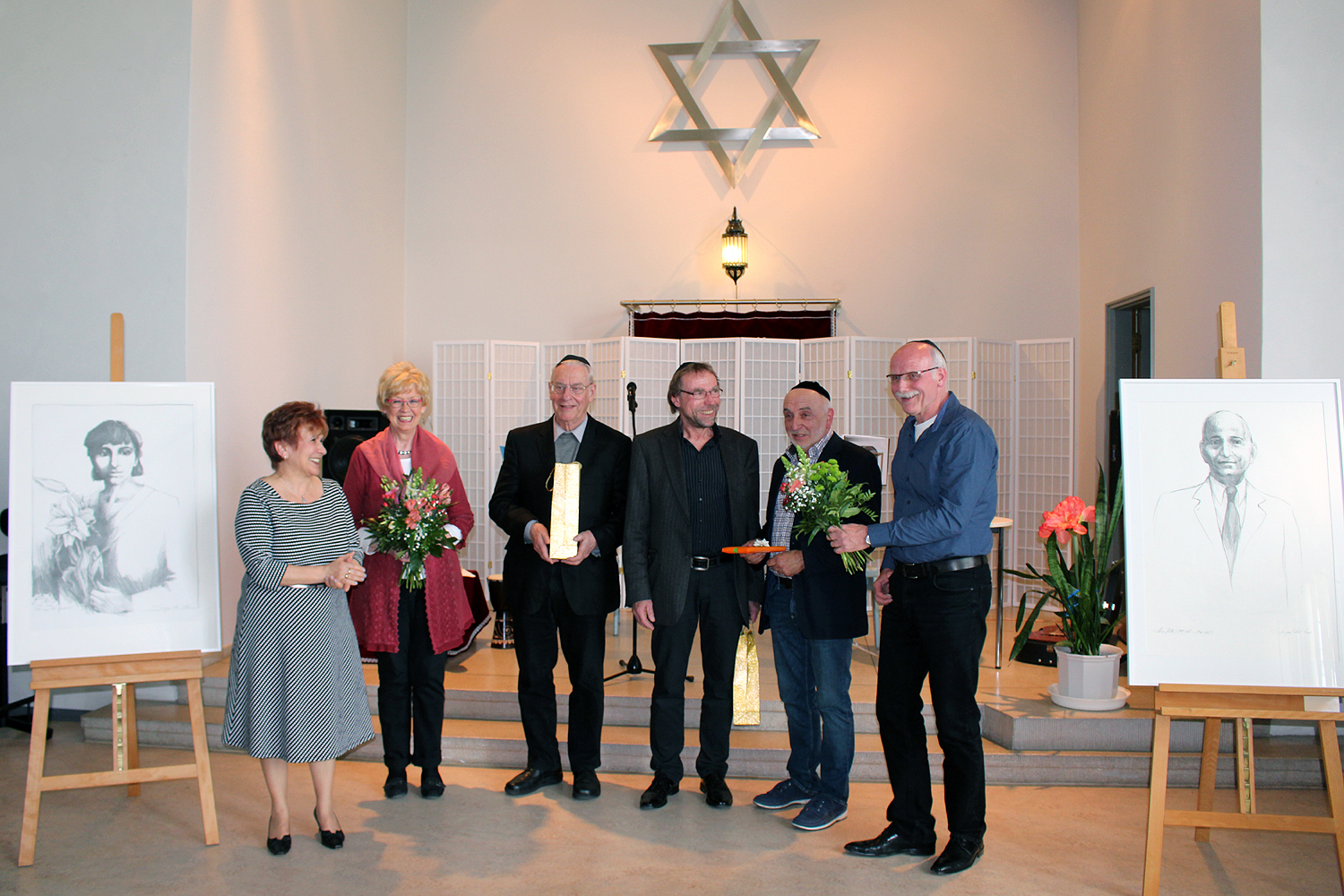 Abschlussbild einer beeindruckenden Ausstellungseröffnung: Alexandra Khariakova, Gisela Habekost, Jürgen Düsberg, Thomas Kersten, Dr. Hans-Jürgen Zacher und Heinz Bischoff