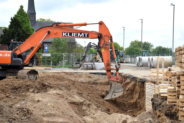 Bei näherem Hinsehen gut zu erkennen: Das unerfreuliche Fundstück liegt direkt in der Baggerschaufel. | Foto: Thomas Spekowius