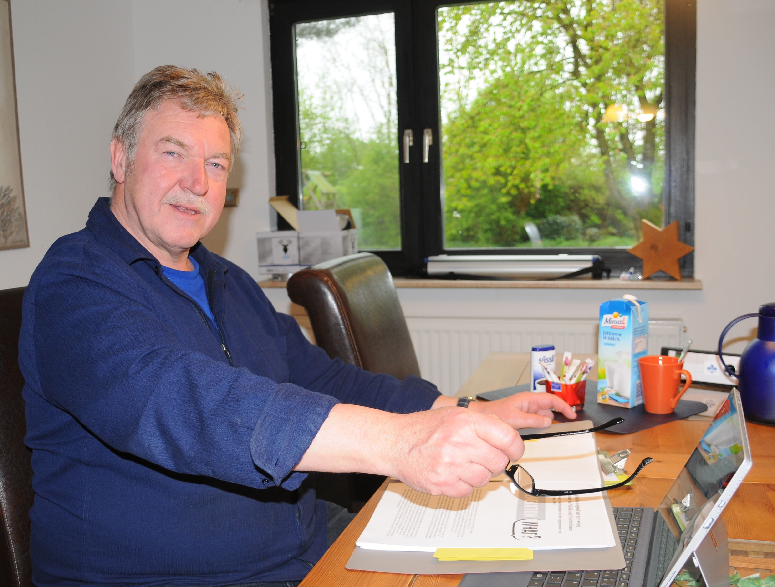 Jürgen Chmielek bei der Planung der Matrix für das umfangreiche Projekt.