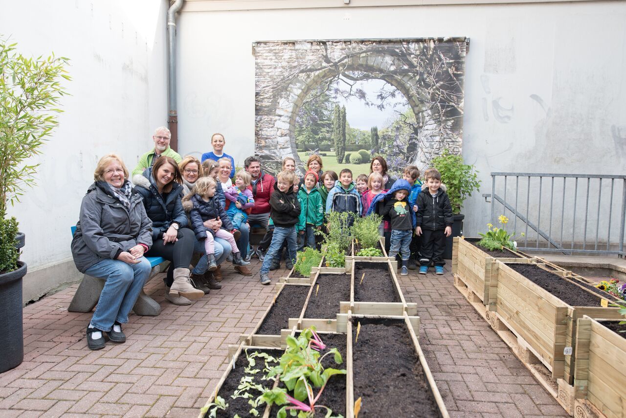 Große Freude nach der Fertigstellung des Garten