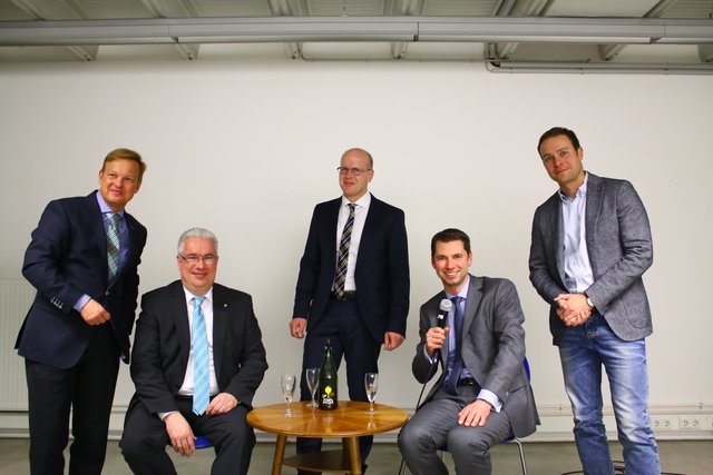 CDU-Landtagskandidat Dirk Vogt stellte sich gemeinsam mit Fabian Schrumpf (CDU) auf dem „heißen Stuhl“ Fragen der Bürger zur Landtagswahl (v.l.): CDU-Ratsherr Dirk Kalweit, Dirk Vogt, Marc Hubbert (CDU Kupferdreh/Byfang), CDU-Landtagskandidat Fabian Schrumpf und Jochen Becker bestritten in den Räumen der HBK in Kupferdreh einen aufschlussreichen politischen Abend.