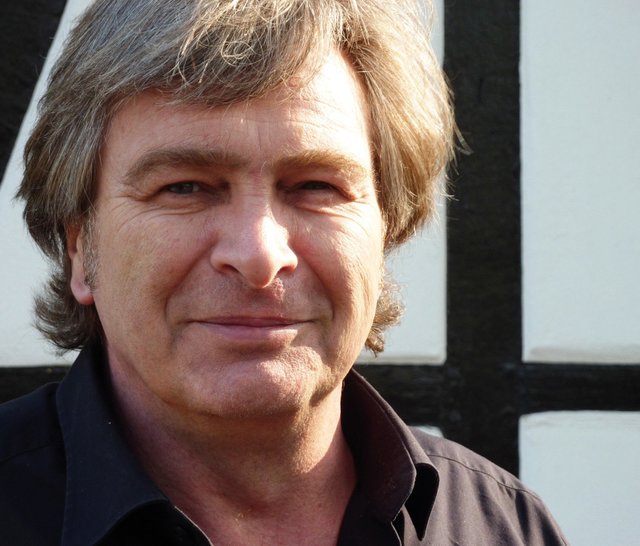 Thomas Schweres stammt aus Essen und wohnt in Dortmund. Im Hauptberuf ist er selbst Journalist und produziert Fernsehnachrichten für einen privaten Fernsehsender. Seine Erfahrungen und Erlebnisse im beruflichen Alltag machen seine Romanserie so glaubwürdig. Er schreibt originell, spannend und humorvoll.
