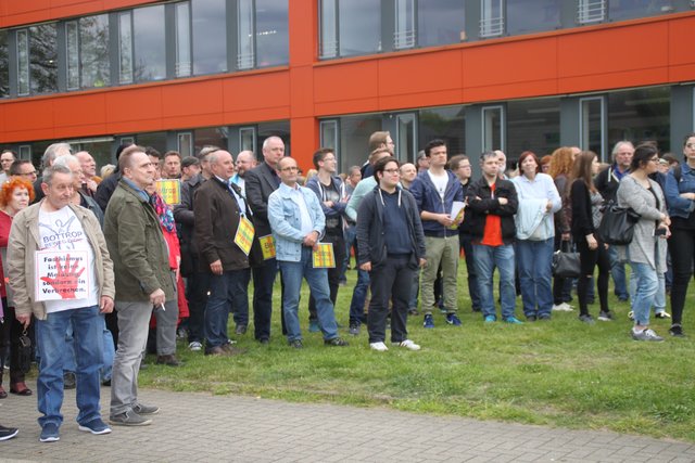 11. Mai 2017, Kundgebung gegen den Auftritt der rechtspopulistischen Alternative für Deutschland (AfD) vor Willy-Brandt Gesamtschule aus Bottrop, Fotos: Sahin Aydin