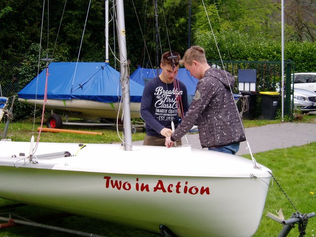 Cederic Mieden und Kai Sonnenschein bereiten den 420er vor.