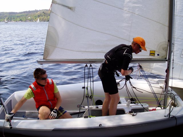 Rudergänger ist Kai, Vorschoter ist Cederic.