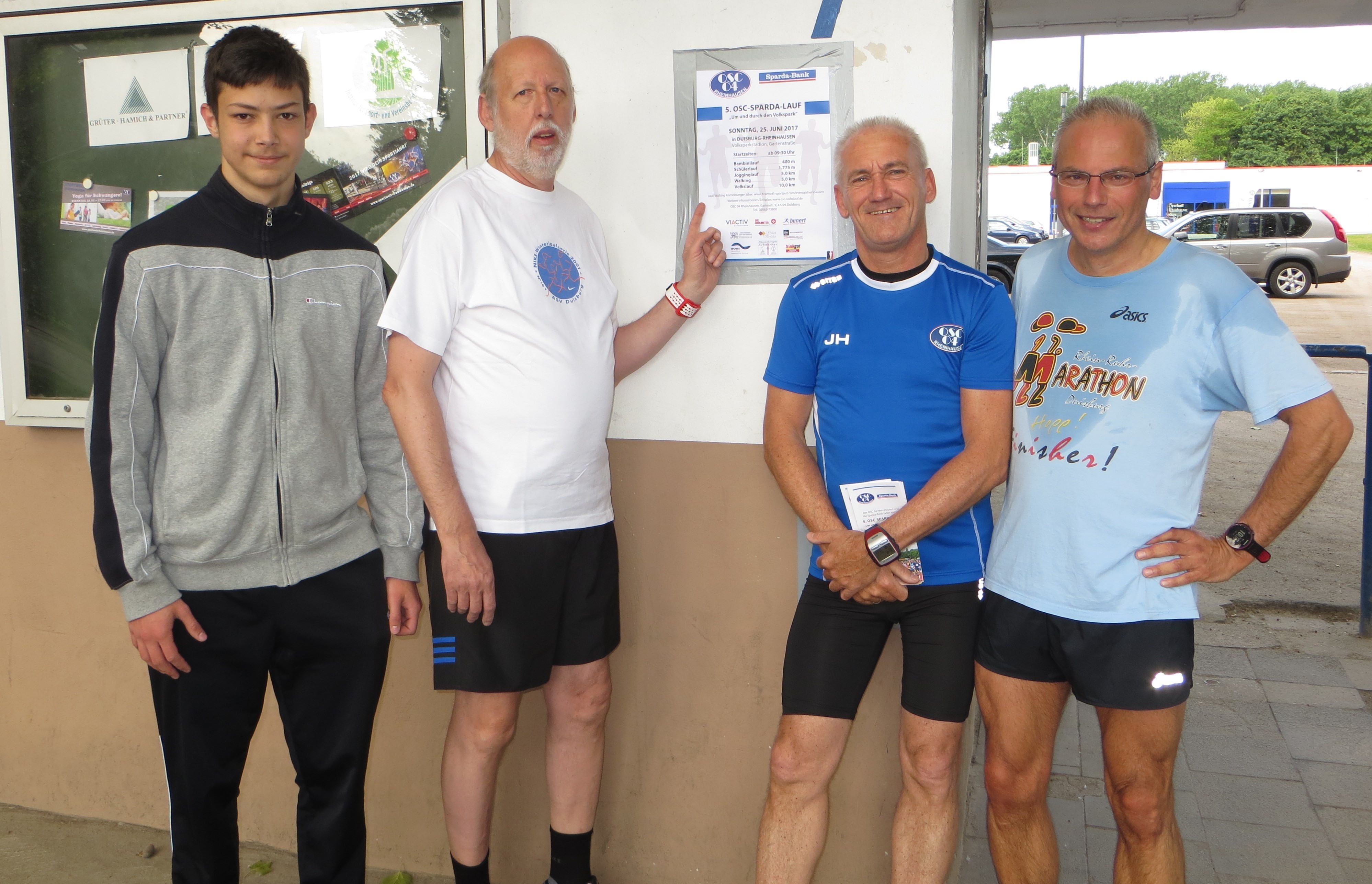 Teilnehmer am OSC Lauftreff (vl) Inas Mujadzic, Gerd Karcher, Jörg Heinke (stellv. Abteilungsleiter) und Andreas Fischer (Sieger über 10 km beim Moerser Schlossparklauf in der AK50) Auf dem Foto fehlt Laufwart Rainer Schwarz. Zum Zeitpunkt startete er mit einigen Athleten im Sauerland
