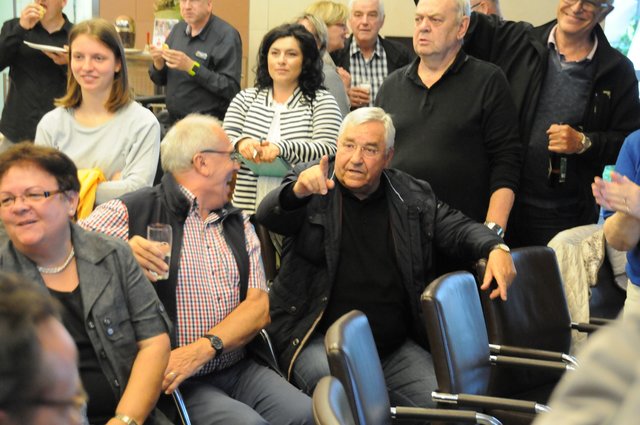 Der ehemalige Landtagsabgeordnete Manfred Palmen kann die erste Prognose noch nicht fassen. | Foto: Tim Tripp