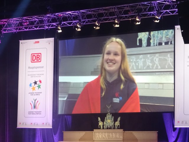 Großer Moment für Leona bei der Ehrung bei der Abschlussveranstaltung