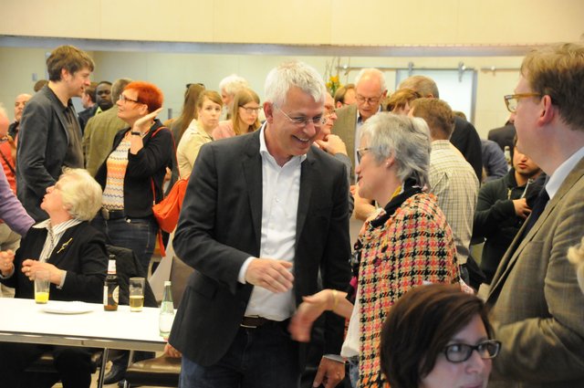 Norbert Killewald (SPD) gratuliert Margret Voßeler (CDU) | Foto: Tim Tripp