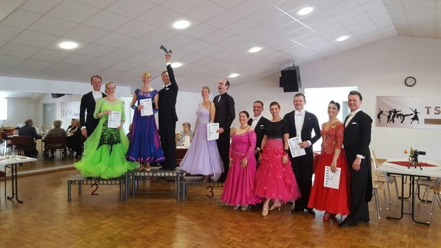 Harald und Andrea Lungwitz mit dem Pokal