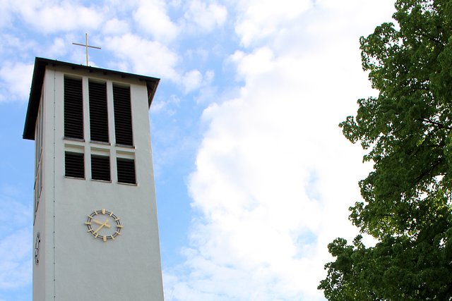 Der Turm der Friedenskirche am 14. Mai 2017 vor Beginn des Konfirmationsgottesdienstes - Foto © Jürgen Thoms