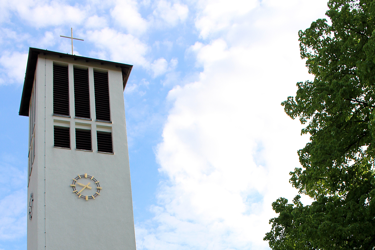 Der Turm der Friedenskirche am 14. Mai 2017 vor Beginn des Konfirmationsgottesdienstes - Foto © Jürgen Thoms