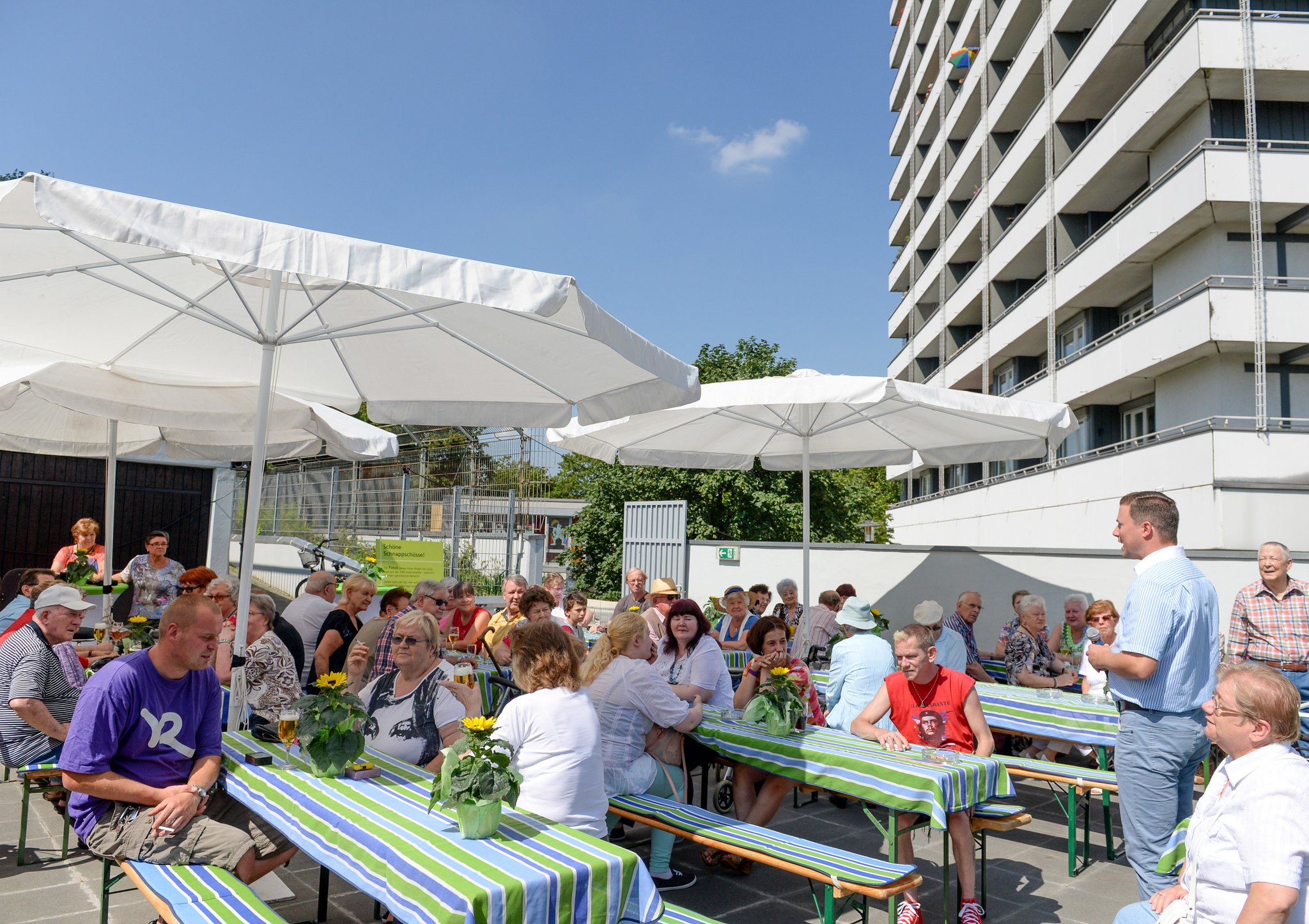 Ein Fest der Begegnung zwischen den Hochhäusern am HansBöcklerPlatz
