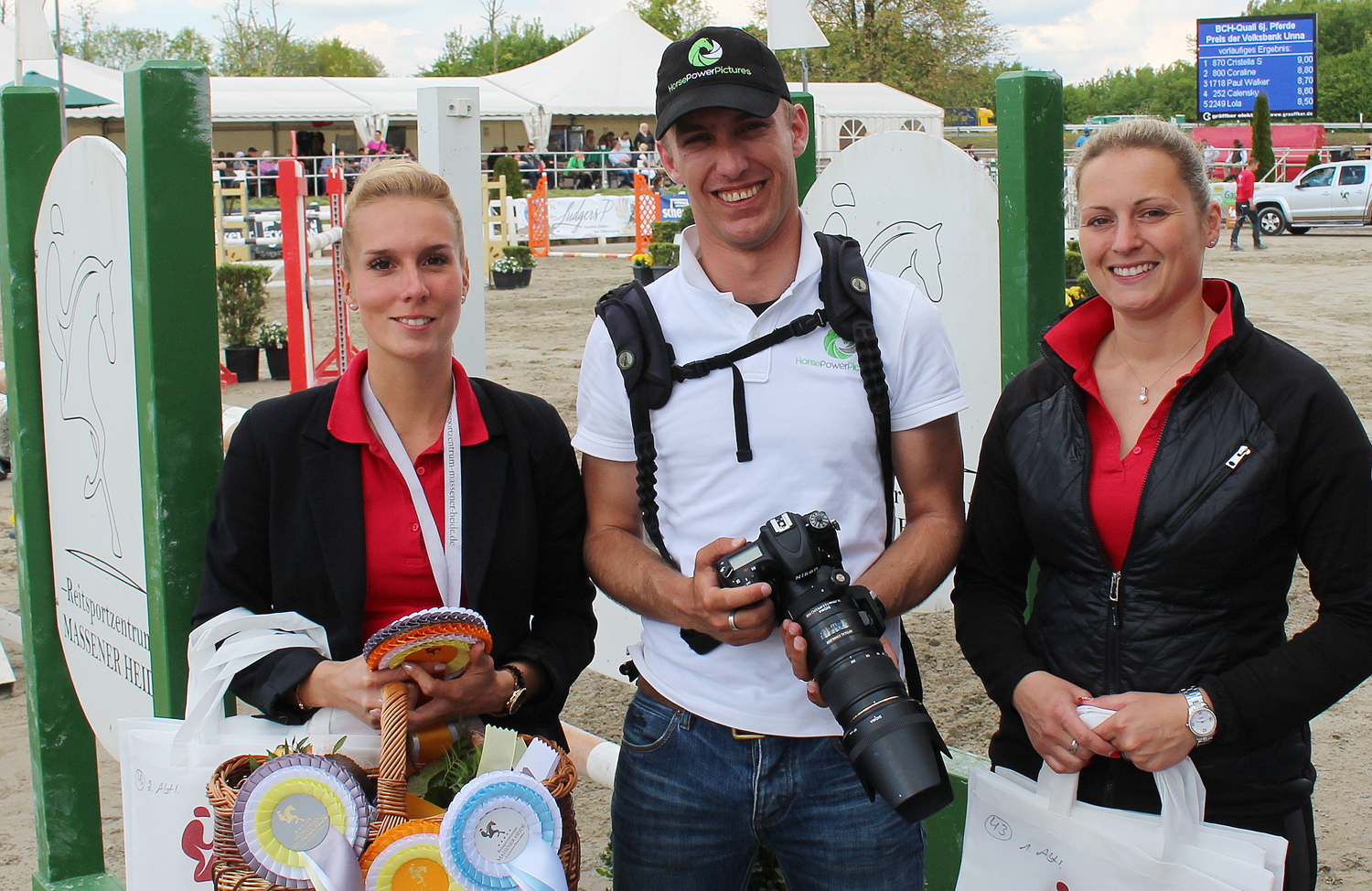 Jennifer Liskamm und Lisa Westekemper konnten sich mit dem Turnierfotografen Martin Schütte bei vielen Siegerehrungen freuen