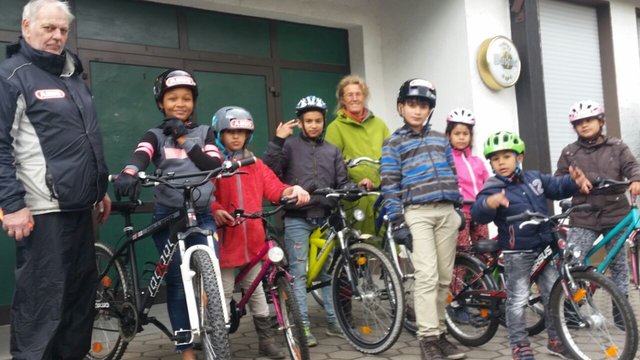 Am Beginn des Trainings: Aufstellung und Spannung vor dem Geschicklichkeits-Parcours