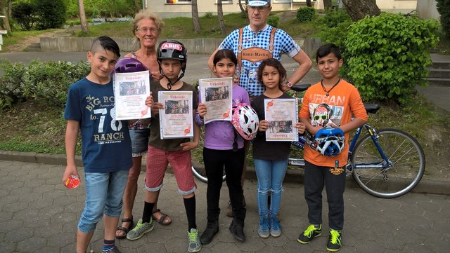 In Siegerpose und warmer Abendluft: Die Kinder mit den Urkunden und den Helmen des Sponsors ABUS