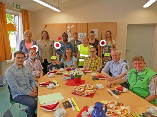 Die Verkehrslotsen gemeinsam mit Schulleiter Wolfgang Mömken (2.von links), Ulrike Westkamp (hintere Reihe 2. von links), Verkehrssicherheitsberater Armin Janzen (2. von rechts) und Frank Schulten von der Kreisverkehrswacht (rechts)