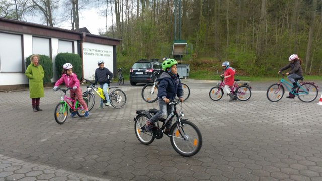 Ungewohnte Rolle für Ingrid Ketzscher bei der Beaufsichtigung der lernbegierigen Kindergruppe | Foto: Hans-Martin Kissing