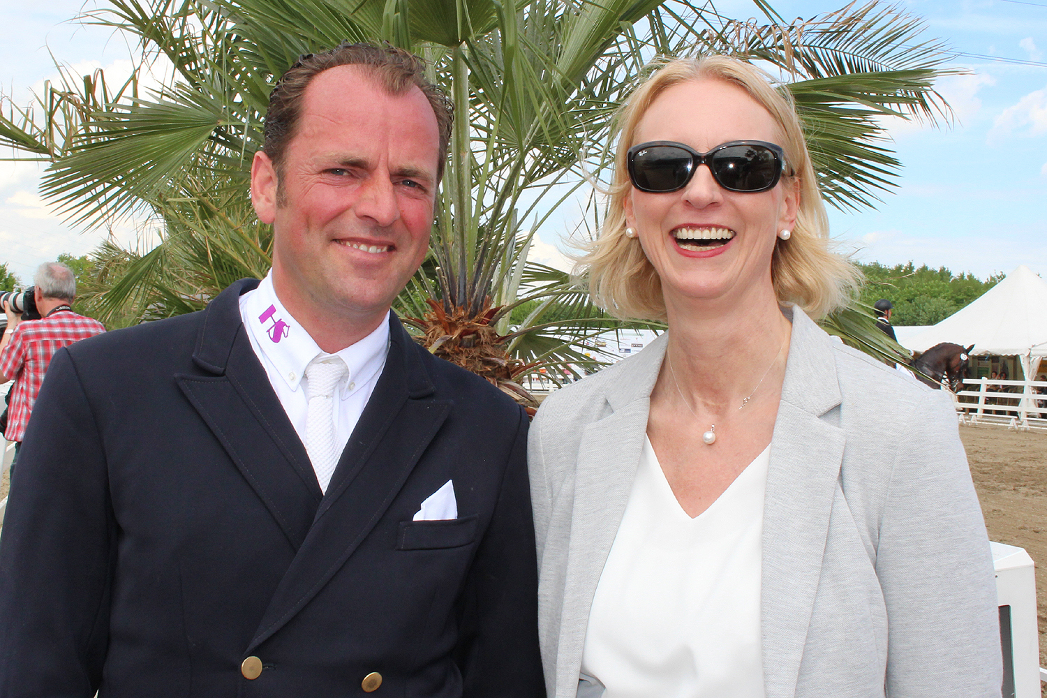 Heiner Schiergen siegt beim Deutschen Berufsreiterchampionat Dressur 2017 - Darüber freut sich auch Moderatorin Susanne Lange