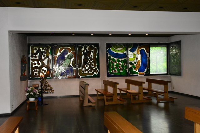 Der in Unna lebende Glasmaler Wilhelm Buschulte erstellte die Entwürfe der Fenster.