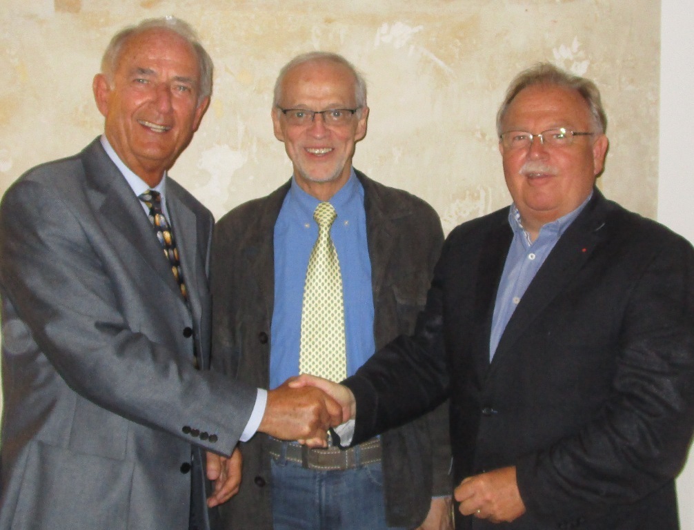 Die Führungsposition des SGK-Kreisverbandes Soest übernahm jetzt Ex-Kreisdirektor Rainer Stratmann (rechts). Als Versammlungsleiter führte Egbert Teimann (links), ehemaliger Pressesprecher des Kreises Unna, ihn ins Amt ein. Bildmitte: Der bisherige Kreisvorsitzende und ehemalige Soester Bürgermeister Peter Brüseke.