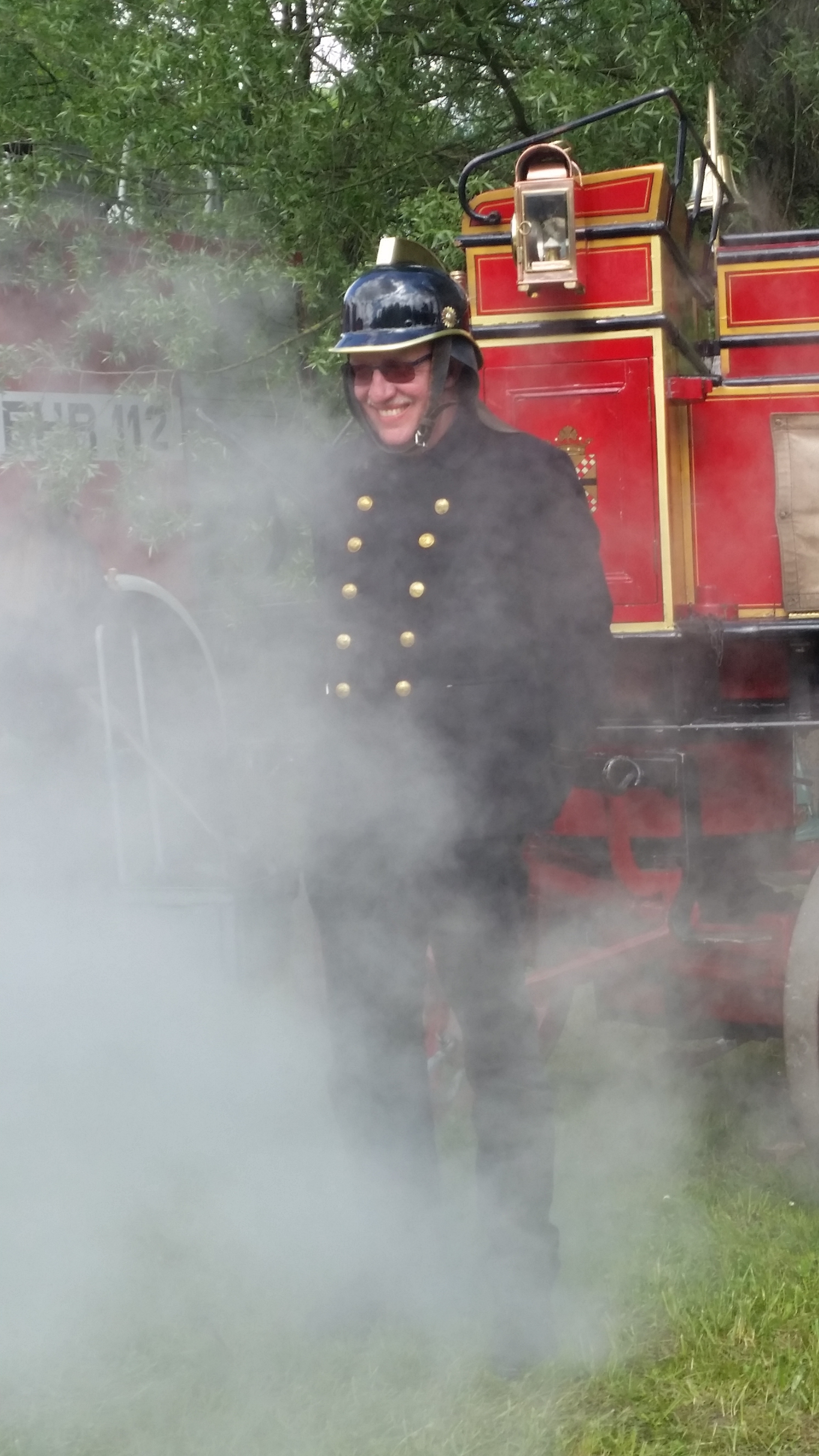 Feuerwehrmann steht unter Dampf