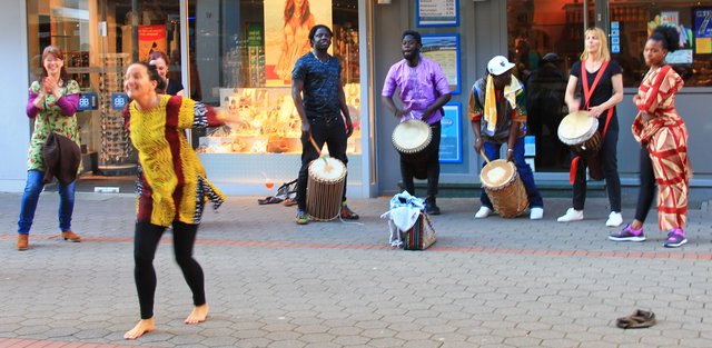 Pure Lebensfreude versprühte diese Gruppe in der Fußgängerzone.