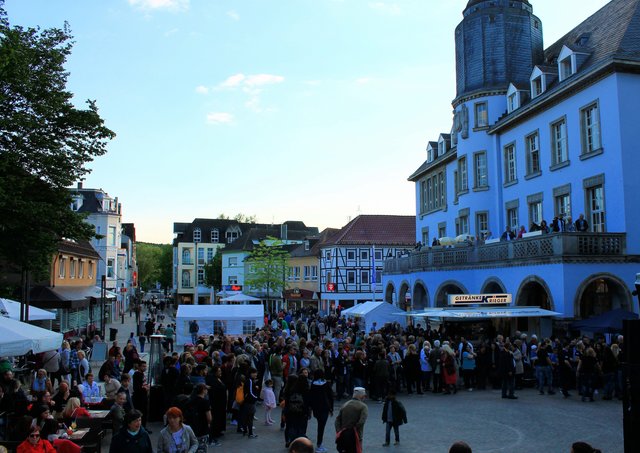 Vor dem alten Rathaus wurde zu und mit den Folkloregruppen getanzt.